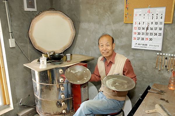 電気式の陶芸窯や作業台を備えた工房