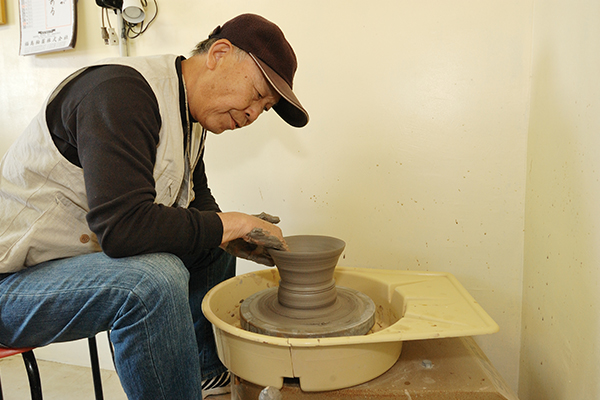 ろくろを回す手にも年季が感じられます。
