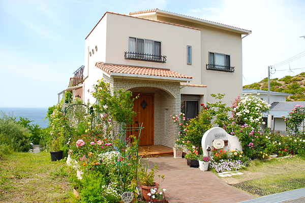 たくさんのバラが出迎えてくれる玄関