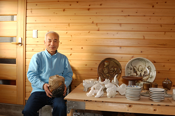 工房にて作品を手にするNさん