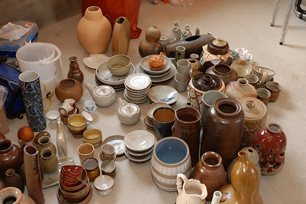 ところ狭しと並ぶ作品の数々