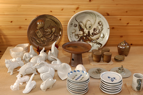 器だけでなく干支の置物なども