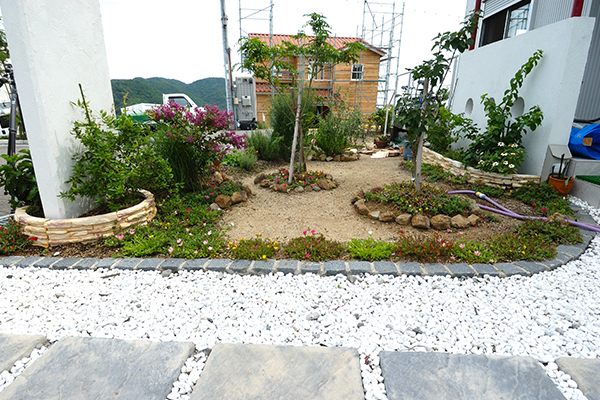 ご手作りのお庭