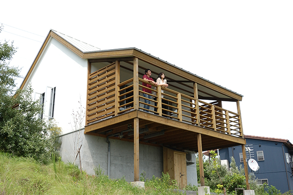 バルコニーからは海と四国を一望