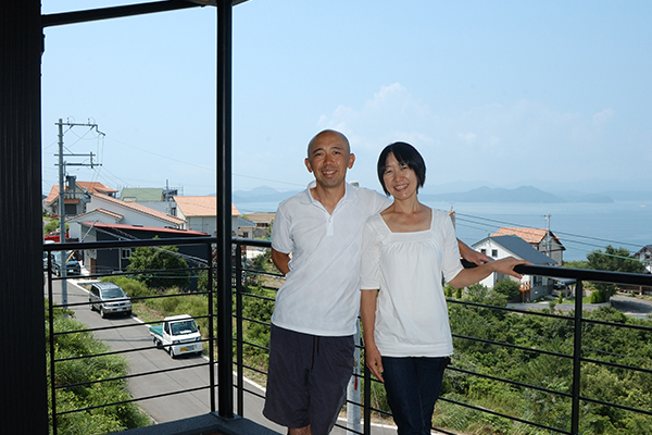 海と四国を一望できるデッキにて