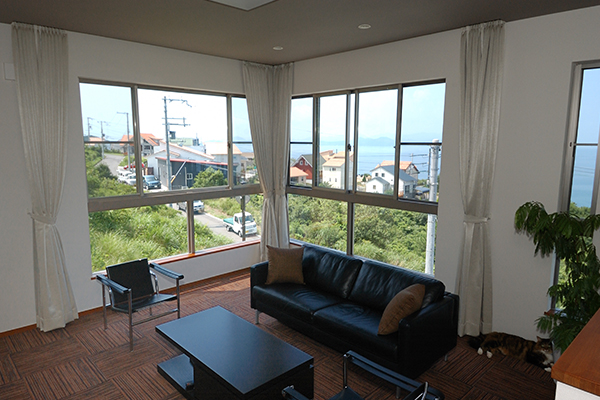 大開口のリビングからも海が望めます。