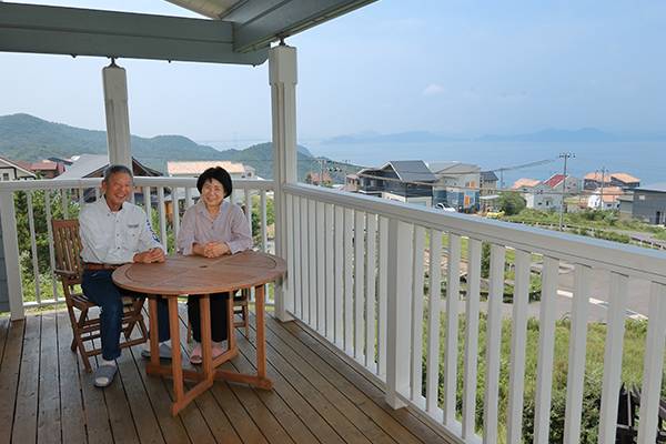 南に大鳴門橋や四国が遠望できるデッキ