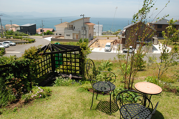 西に海を一望できるお庭