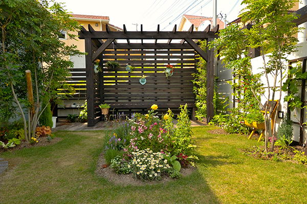 手入れの行き届いた東側のお庭