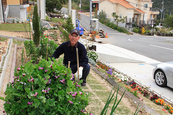 芝生張替え作業中のFさん