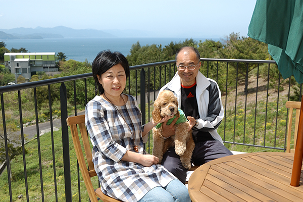 デッキにて愛犬とTさんご夫婦