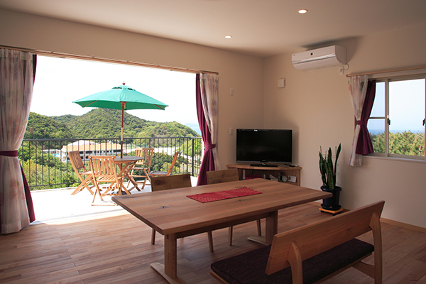 大開口でリビングとデッキが一体に