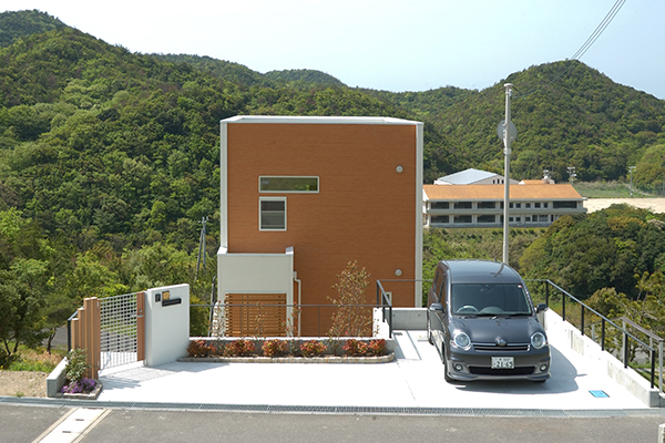 道路側は小さな開口でプライバシーに配慮