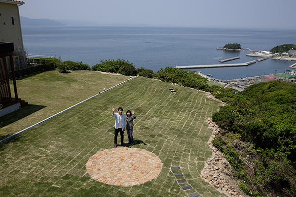 芝生の植え込み完成