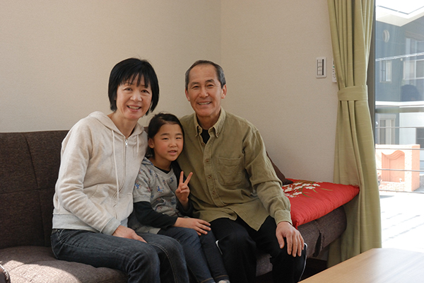 お孫さんとくつろぐOさんご夫婦