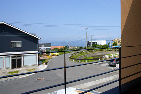 1Fベランダからかもめ池と海を望む