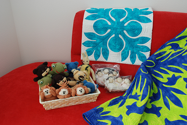 奥様手作りのマスコットやハワイアンキルト