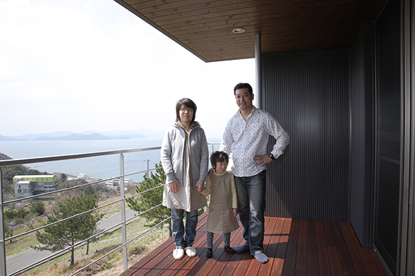 地階のデッキバルコニーにて