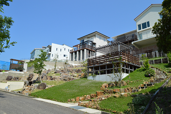 パーゴラ付きデッキを備えた芝生の庭園