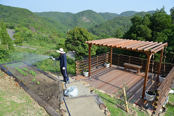 菜園の水やりに精を出すIさん