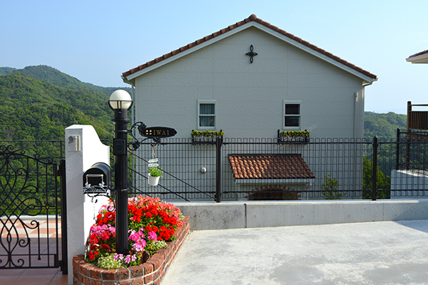 玄関側の花壇では鮮やかな花々がお出迎え