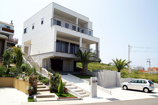 建物の外壁もホワイトで統一