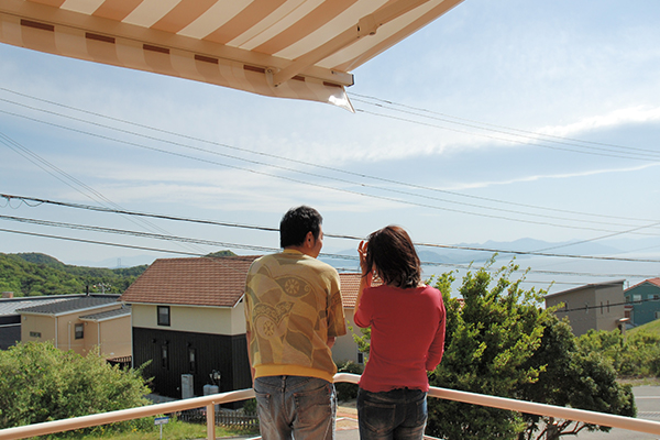 海を見晴らすデッキにて