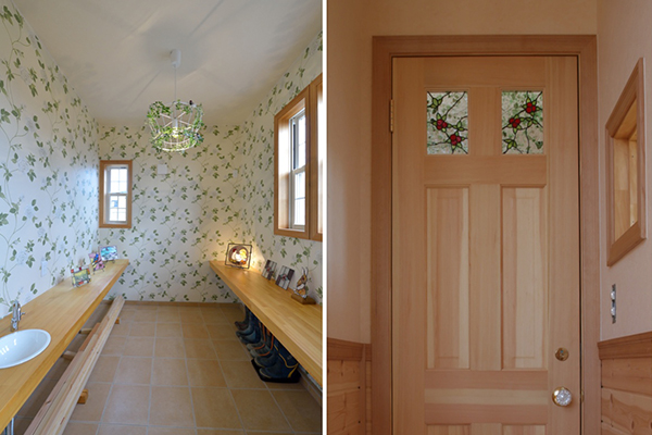 アトリエと自作のステングラスをはめ込んだドア