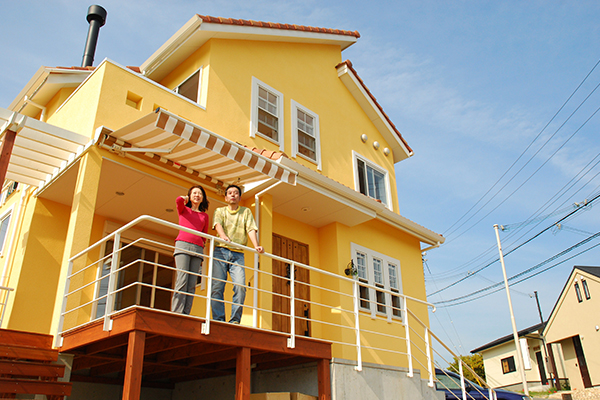リゾート感溢れるパステルカラーの外観
