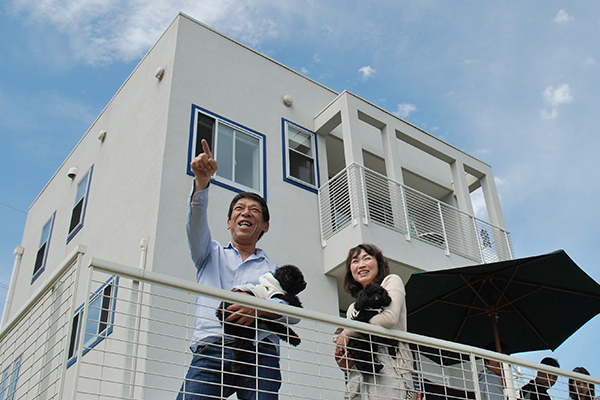 海を望むデッキにてNさんご夫婦