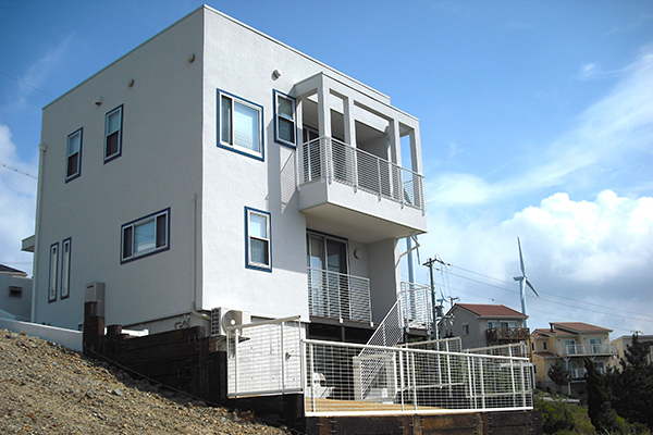 ブルーの窓枠がお洒落なN様邸