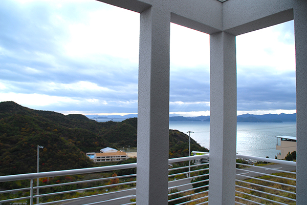 2Fベランダから望む海と四国