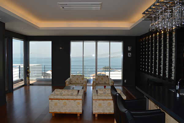 壁一面にワインが並ぶセカンドリビング