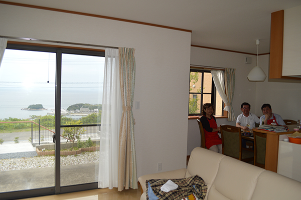 リビングから海と弁天島を一望