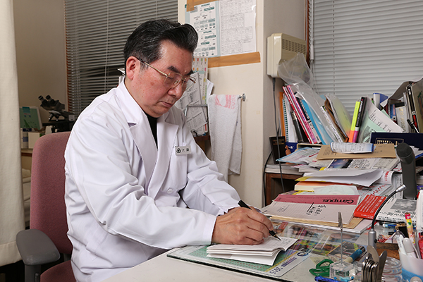 阿那賀診療所にて(神戸新聞総合印刷提供) 