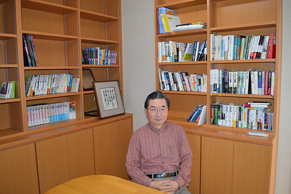 蔵書整理中の書庫にて