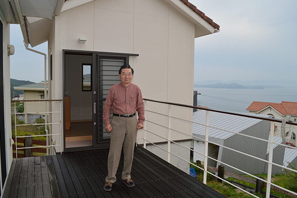 増築した書庫の前にて