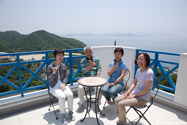 海の見えるバルコニーでお友達と