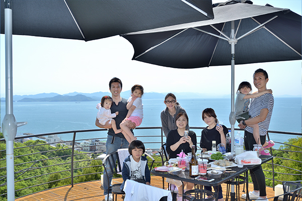 目の前に海が広がるバルコニーデッキにて  
