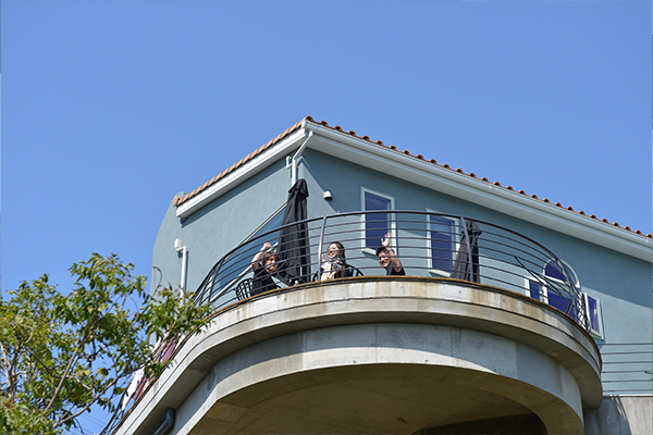 下の散策路から見たバルコニーデッキ