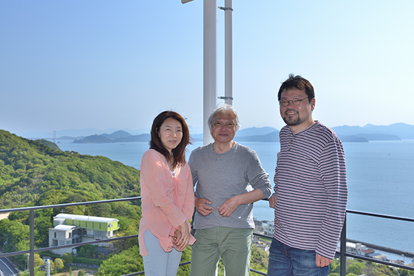海の絶景が広がるデッキにて