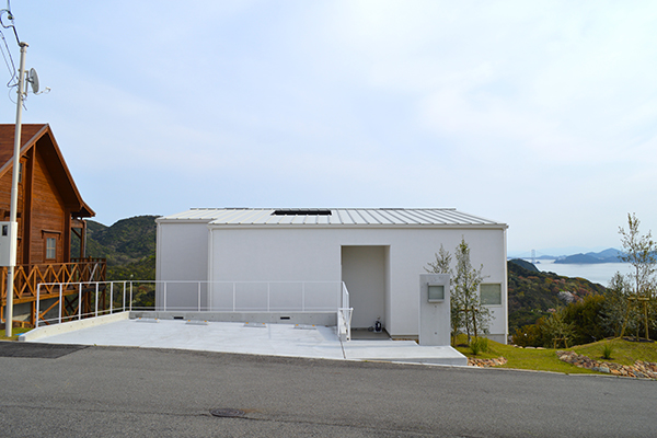 道路側からはシンプルな平屋のようですが…