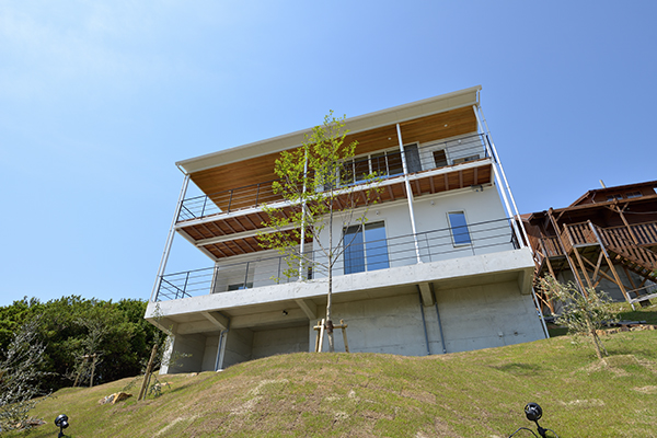 南側から見ると、まるで3階建て