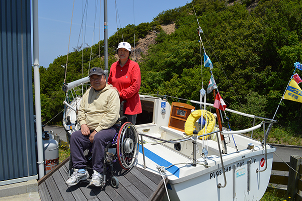 庭に設置したヤマハのヨットの前で