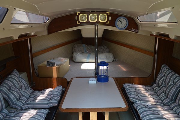 ヤマハのヨットの船室