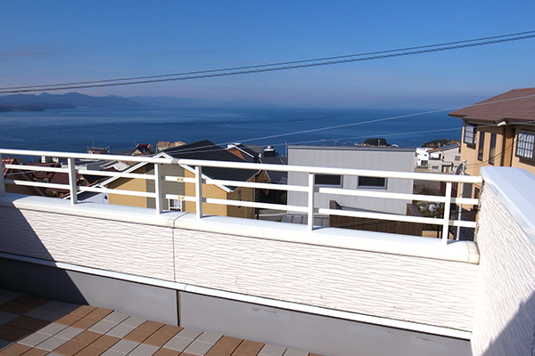 屋上テラスから西に水平線と弁天島を望む 