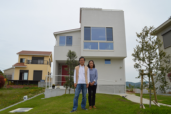 芝生の綺麗なお庭にはオリーブの木
