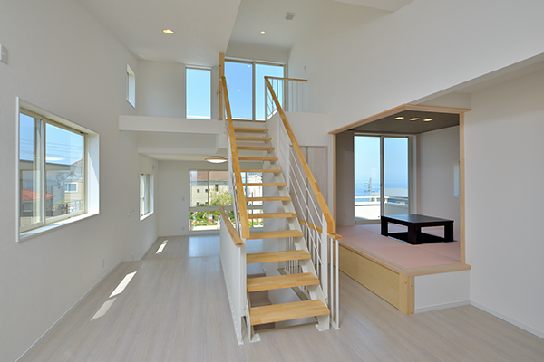 キッチンから和室越しに海を眺める