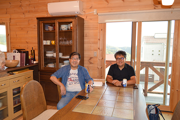 ログハウスでご友人と寛ぐSさん(左)