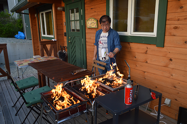 バーベキューの下準備をするSさん